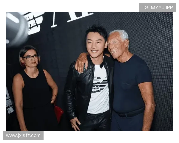 乔治与足球明星亲密合影展现友谊与激情的瞬间